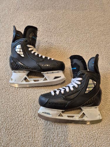 True Pro Custom Hockey Skates Regular Width Size 5 (Used)