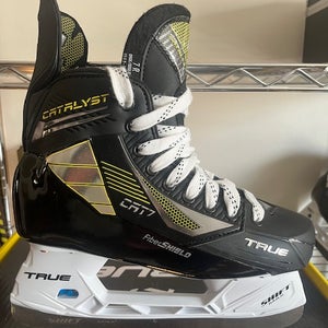 2022 True Catalyst 7 Hockey Skates Regular Width 7 (New)