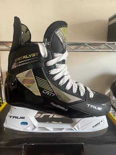 2022 True Catalyst 7 Hockey Skates Regular Width 7 (New)