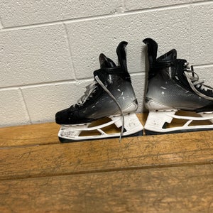 2025 Bauer Vapor Hyperlite 2 Hockey Skates Regular Width Pro Stock 6 (Used)