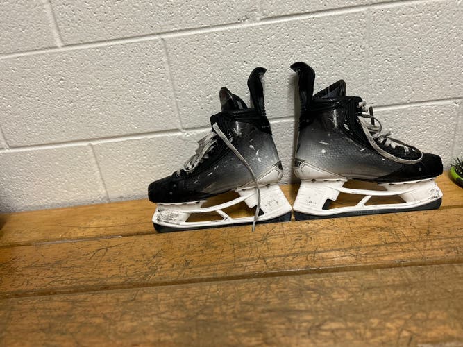 2025 Bauer Vapor Hyperlite 2 Hockey Skates Regular Width Pro Stock 6 (Used)