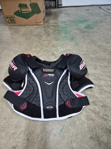 Medium Junior Bauer Vapor X800 Lite Shoulder Pads (Used)