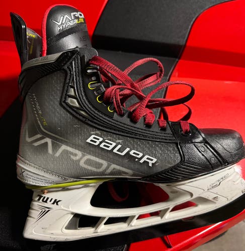 2022 Bauer Vapor Hyperlite Hockey Skates 7 (Used)