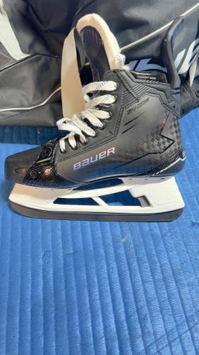 2025 Bauer Supreme Shadow Hockey Skates Regular Width 9.5 (Used)