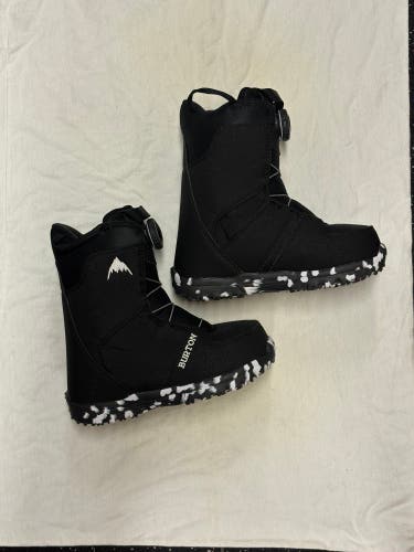 2Y (Big Kids / Youth) Burton Grom Snowboard Boots (Used)