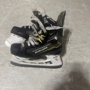 Bauer Supreme M40 Hockey Skates Regular Width Size 2 (Used)