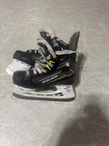 Bauer Supreme M40 Hockey Skates Regular Width Size 2 (Used)