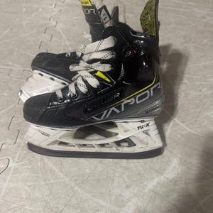 Bauer Vapor 3X Hockey Skates Regular Width Size 1.5 (Used)