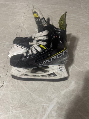 Bauer Vapor 3X Hockey Skates Regular Width Size 1.5 (Used)