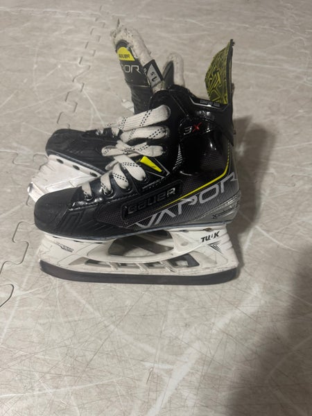 Bauer Vapor 3X Hockey Skates Regular Width Size 1.5 (Used)