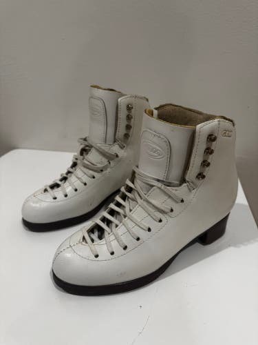 Figure Skates C Adult 8 (Used)