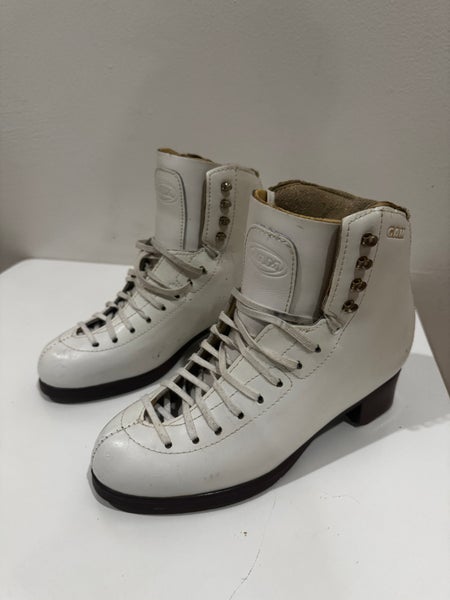 Figure Skates C Adult 8 (Used)