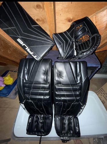 31+2 True 7x3 intermediate Goalie  Pads and gloves (New)