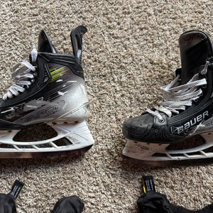 2024 Bauer Vapor Hyperlite 2 Hockey Skates Wide Width 7.5 (Used)