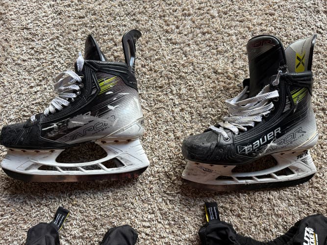 2024 Bauer Vapor Hyperlite 2 Hockey Skates Wide Width 7.5 (Used)