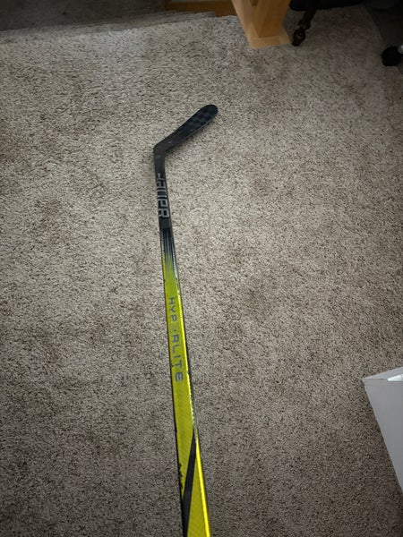 Intermediate Bauer Vapor Hyperlite 2 Right Handed Hockey Stick P90TM Pro Stock (New)