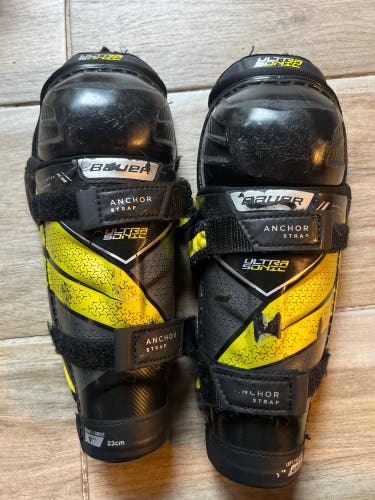 Youth Bauer Ultra sonic 9" Shin Pads (Used)