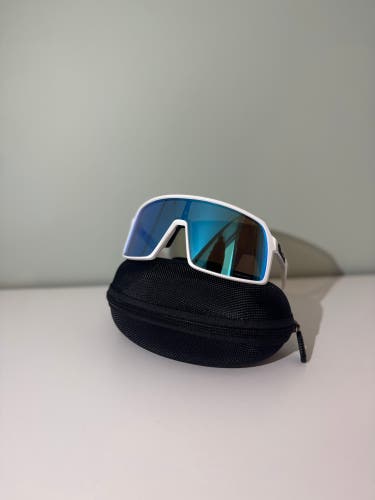 Unisex One Size Fits All Oakley Sunglasses (Used)