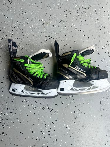 CCM Tacks Hockey Skates Regular Width Size 4 (Used)