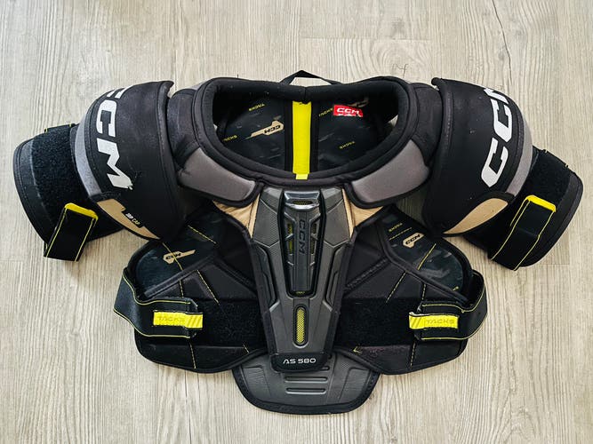 Small Senior CCM TACKS AS 580 Shoulder Pads (Used)