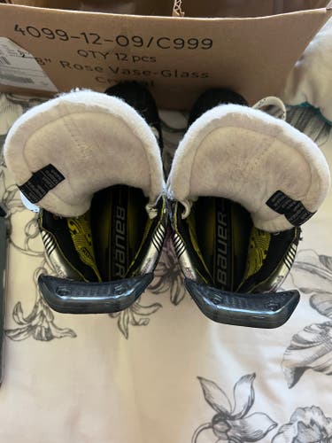 2024 Bauer Supreme M5 Pro Hockey Skates Regular Width Size 3.5 (Used)