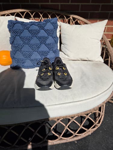 Men's Size M 10.0 (W 11.0) Under Armour Shoes (Used)