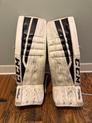 34" +2 2016 CCM Extreme Flex 860 Goalie Leg Pads (Used)
