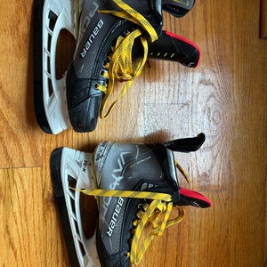 Bauer Vapor Hyperlite Hockey Skates Size 5 (Used)