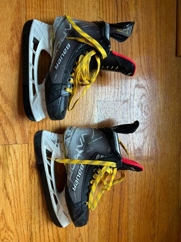 Bauer Vapor Hyperlite Hockey Skates Size 5 (Used)