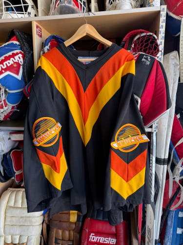 Vancouver Canucks V Sweater (CCM)