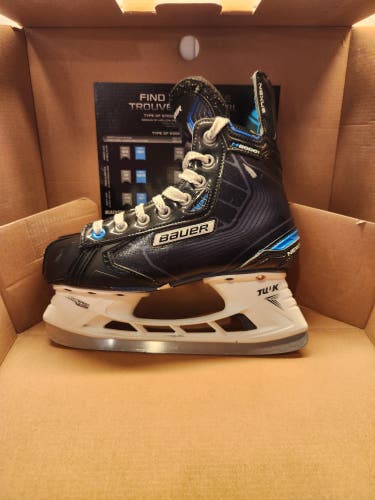 Bauer Nexus 8000 Hockey Skates Regular Width Size 4.5 (New)