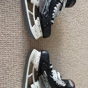 Bauer Vapor Hyperlite 2 Hockey Skates Narrow Width Size 4.5 (Used)
