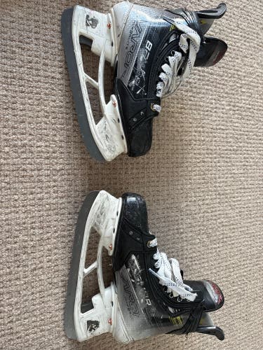 Bauer Vapor Hyperlite 2 Hockey Skates Narrow Width Size 4.5 (Used)