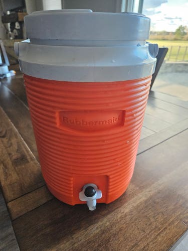 (Used Rubbermaid 2 gallon Jug)