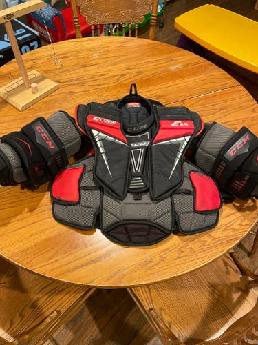 Small / Medium CCM Extreme Flex E2.5 Goalie Chest Protector (Used)