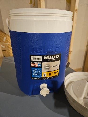 (Used) Igloo cooler with fence hooks
