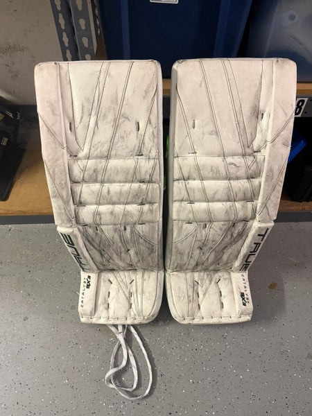 34" True Catalyst 9X3 Goalie Leg Pads (Used)