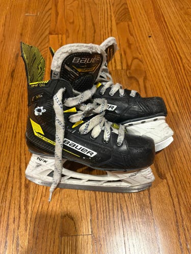 2022 Bauer Supreme M4 Hockey Skates Regular Width Size 3.5 (Used)