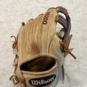 2022 Wilson A2000 RH Infield Baseball Glove 11.75" (Used)