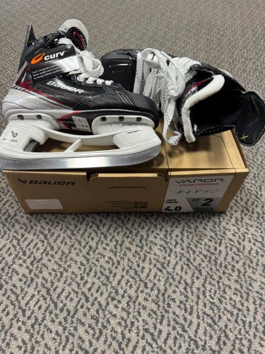 Bauer Vapor FLY40 Hockey Skates Size 4 (New)