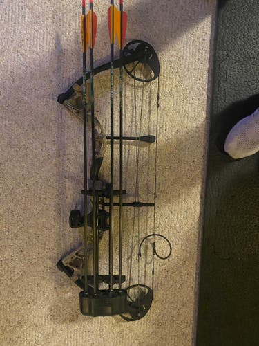 Diamond archery comes with case ,6 arrows, 8 broad heads, release and quiver.