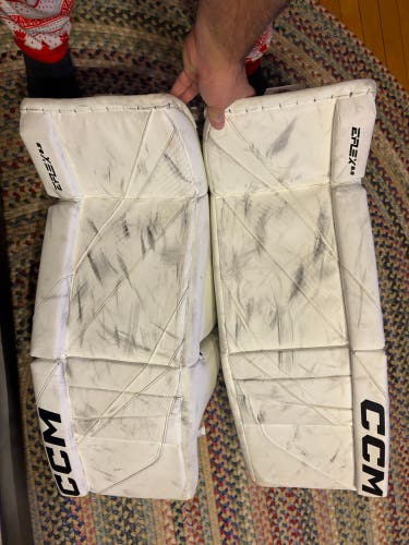 31" 2024 CCM Eflex 6.9 Goalie Leg Pads (Used)