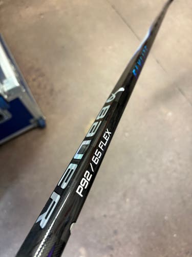 Intermediate Bauer Vapor FlyLite Right Handed Hockey Stick P92 (Used)
