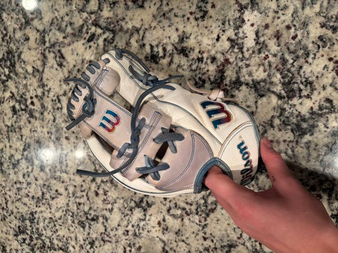 2023 Wilson A2000 RH Infield Baseball Glove 12" (Used)