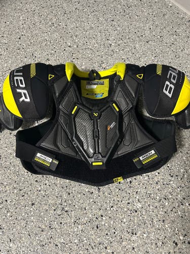 Teens  Medium Junior Bauer Supreme Mach Shoulder Pads (Used)