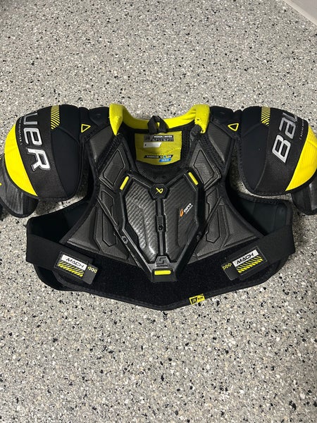 Teens  Medium Junior Bauer Supreme Mach Shoulder Pads (Used)