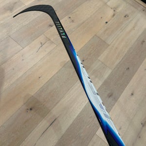 Intermediate Bauer Vapor FlyLite Right Handed Hockey Stick P92 (New)