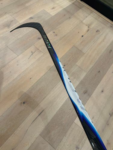 Intermediate Bauer Vapor FlyLite Right Handed Hockey Stick P92 (New)