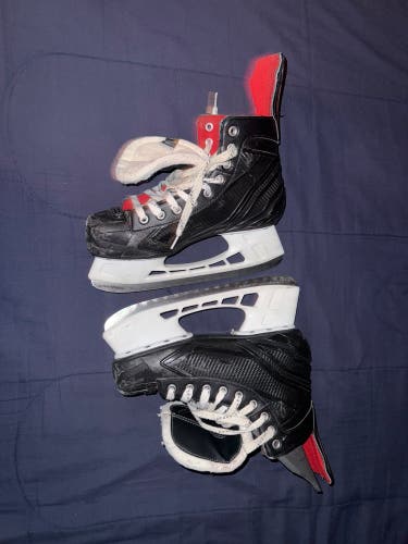 2017 Bauer Vapor X300 Hockey Skates Regular Width 8 (Used)