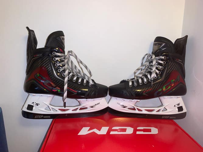 2025 CCM JetSpeed FT8 Pro Hockey Skates Regular Width 7 (Used)